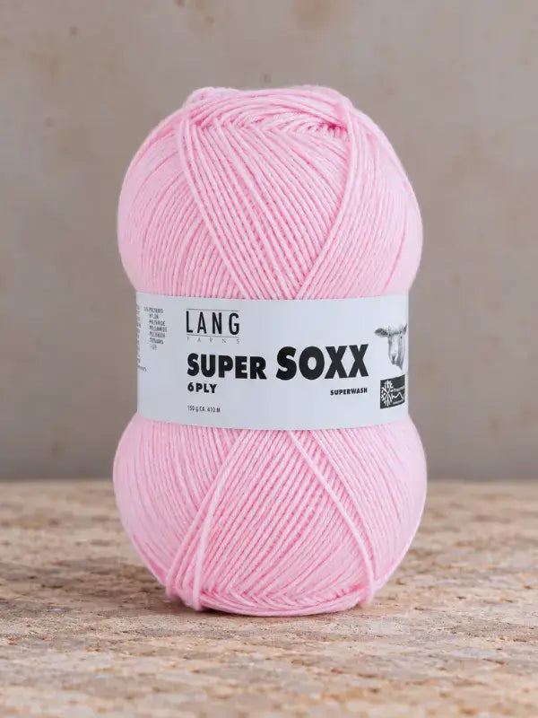 A ball of light pink Lang Yarns Super Soxx 6 ply – kestävä sukkalanka villasta yarn with a white product label wrapped around the center.