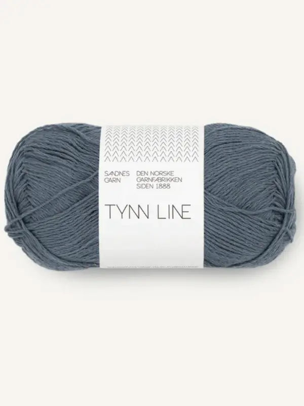 A skein of Sandnes Garn Tynn Line kesäneulelanka in gray-blue, wrapped in a white paper band featuring the brand name and Norwegian text.