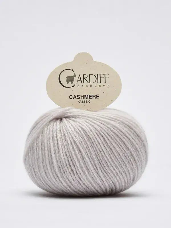 A ball of light grey Cardiff Cashmere Classic – 100 % kashmirlanka is displayed against a plain white background, beautifully highlighting this luxurious italialainen kashmir kashmirlanka.