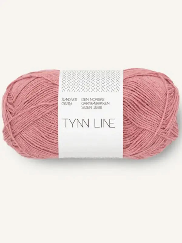 A ball of Sandnes Garn Tynn Line in dusty pink, a fingering-weight yarn perfect for summer knits, wrapped in a white band with minimalist text and a simple zigzag design.
