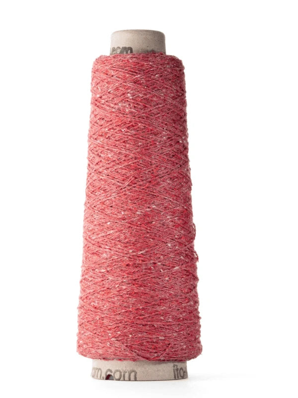 A cone-shaped spool of Ito Kinu red japanilainen silkkilanka with visible texture stands upright against a white background—perfect for kesäneuleisiin.