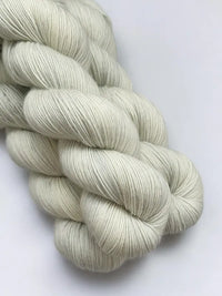 käsinvärätty merino single lähikuva sävy silver mist