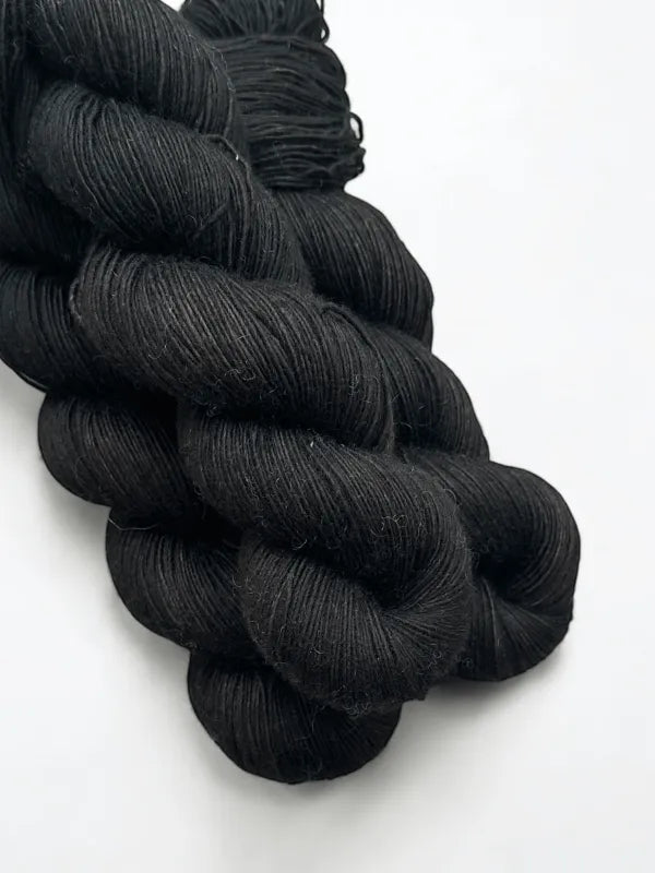 käsinvärjätty woolwomen merino single sävy black beauty