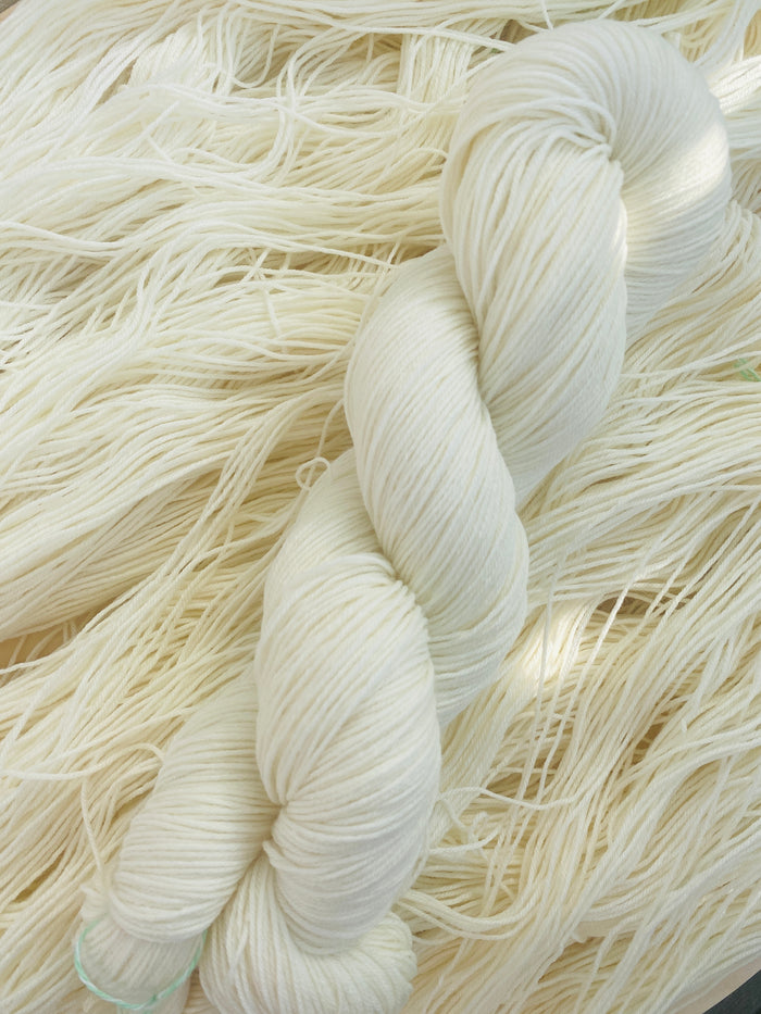 Base yarn for dyeing