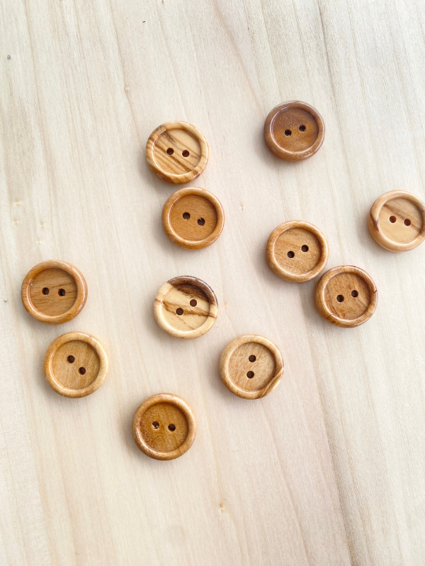 Shiny wooden button 18mm